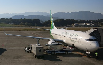 高松空港に到着した春秋航空日本の飛行機