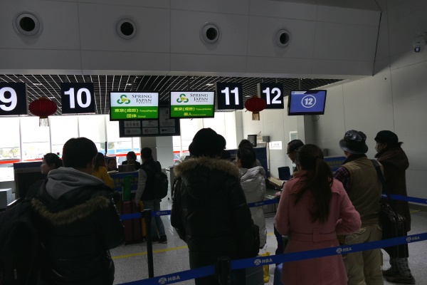 中国・武漢の天河国際空港の国際線ターミナルのチェックインカウンター