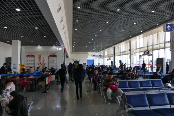 中国・武漢の天河国際空港の国際線ターミナルの搭乗ゲート前の待合所