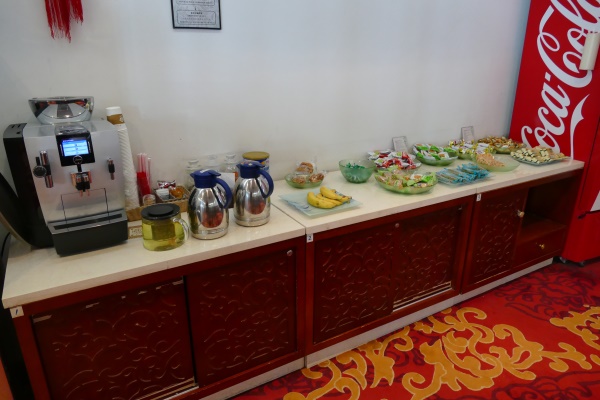 プライオリティパスで入れる中国・武漢の天河国際空港の国際線ターミナルのファーストクラスラウンジの無料の飲み物と軽食・スナック