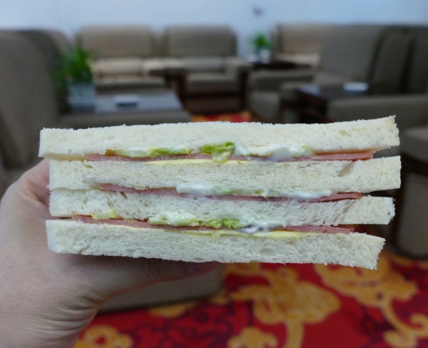 プライオリティパスで入れる中国・武漢の天河国際空港の国際線ターミナルのファーストクラスラウンジの無料のサンドイッチ