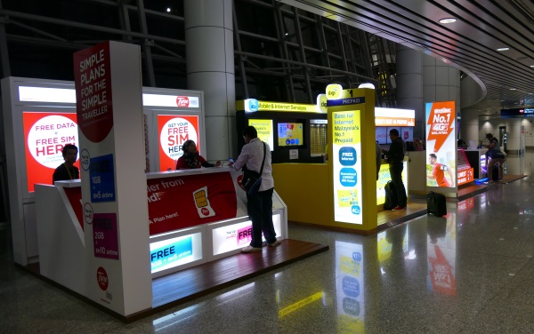 クアラルンプール国際空港(KLIA)の到着エリアにあるプリペイドSIMの販売店