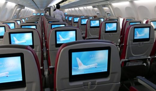 全席液晶モニター付きのLCC「マリンドエア」のB737-800型機の機内