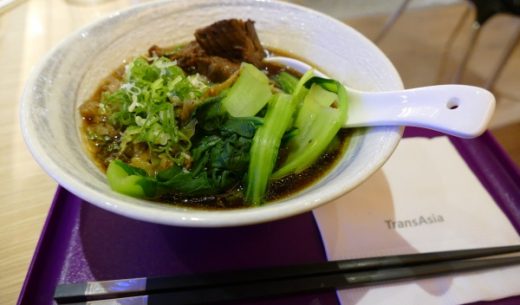桃園空港でプライオリティパスが利用できるトランスアジア航空のVIPラウンジで注文した牛肉麺