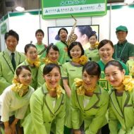 ツーリズムEXPOジャパン2016の春秋航空日本の客室乗務員とスプリンググリーンバンド