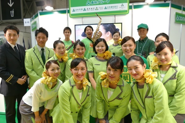 ツーリズムEXPOジャパン2016の春秋航空日本の客室乗務員とスプリンググリーンバンド