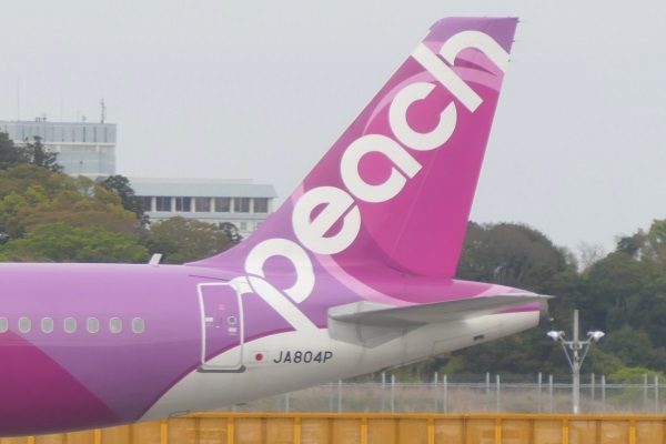 羽田・関空～上海浦東線に就航するピーチ・アビエーションの尾翼