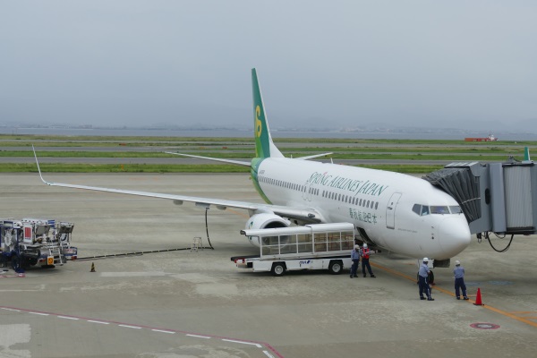 午後1時半 IJ651便が関西国際空港の駐機場に到着