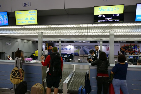 タンソンニャット国際空港のバニラエアのチェックインカウンター