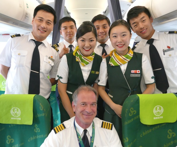 春秋航空の名古屋～上海便のクルー(9月撮影)