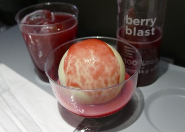 タイ・エアアジアXの機内食新メニューの「ホワイトチョコレートボールのラズベリーソースがけ(バターケーキ＆アーモンドフィリング)」