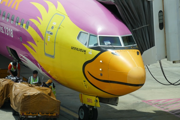 タイのLCC「ノックエア」(Nok Air)の鳥の塗装が施された機体