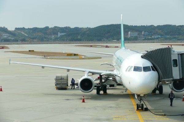 午後0時53分 エアソウルRS731便が仁川空港に着陸 