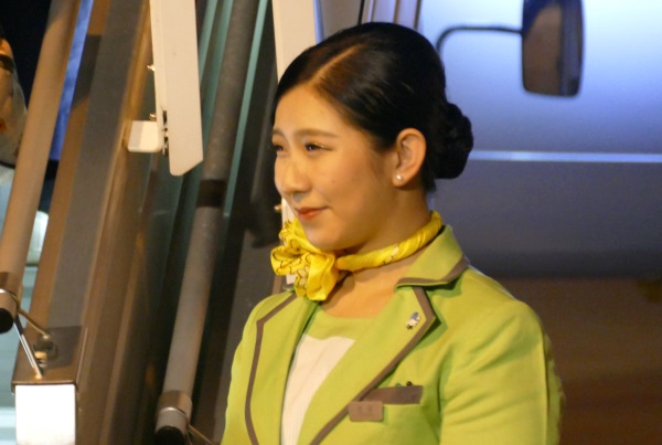笑顔で乗客を迎え入れる春秋航空日本の客室乗務員