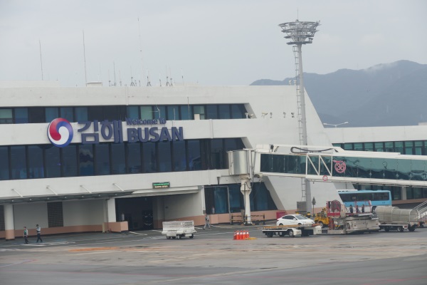 釜山の金海国際空港に着陸