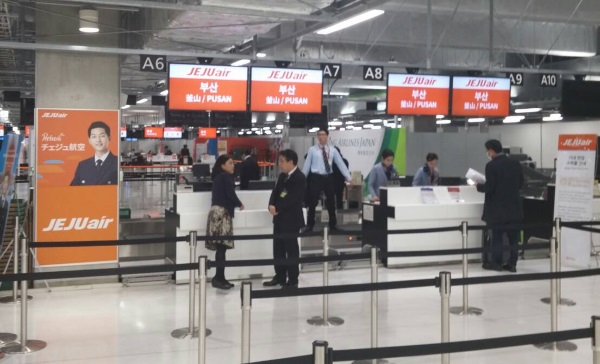 成田空港第3ターミナルのチェジュ航空のチェックインカウンター