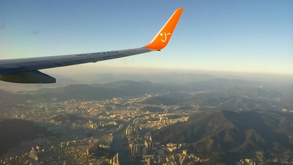 釜山上空を飛ぶチェジュ航空7C1153便の初便