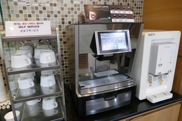 釜山の金海国際空港のプライオリティパス対応のアシアナラウンジで「HOLLYS COFFEE」のコーヒーが飲める
