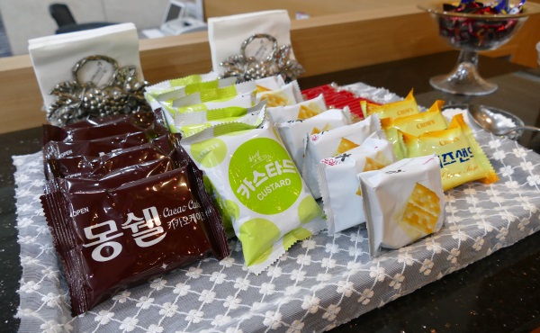 釜山の金海国際空港のプライオリティパス対応のアシアナラウンジのお菓子類