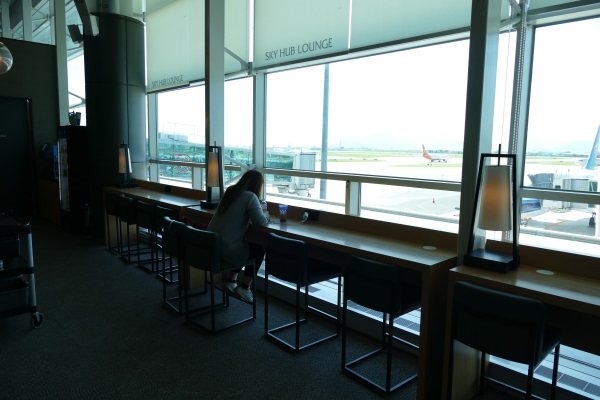 釜山の金海国際空港のプライオリティパス対応の「SKY HUB LOUNGE」は飛行機を見ながらくつろげる
