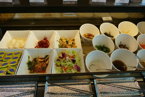 釜山の金海国際空港のプライオリティパス対応の「SKY HUB LOUNGE」の無料のブッフェ料理のサラダ