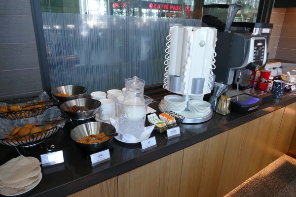 釜山の金海国際空港のプライオリティパス対応の「SKY HUB LOUNGE」のクッキーやコーヒーなども