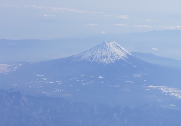 機体左側の窓からは富士山も見えた