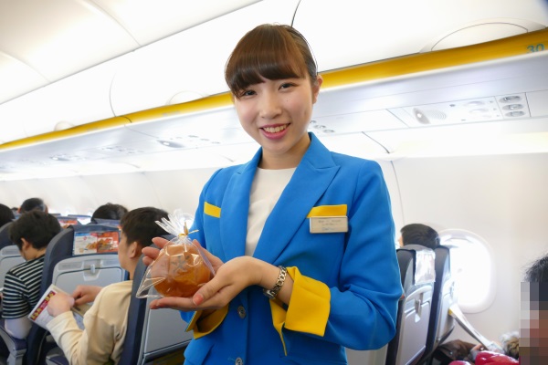 バニラエアの成田～函館線の初便に乗務したFA(フライトアテンダント)の笑顔