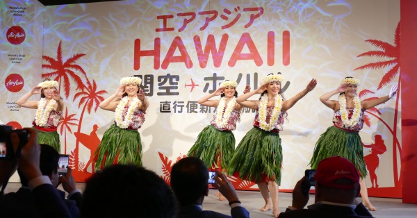 就航地のホノルルにちなんでフラダンスを披露