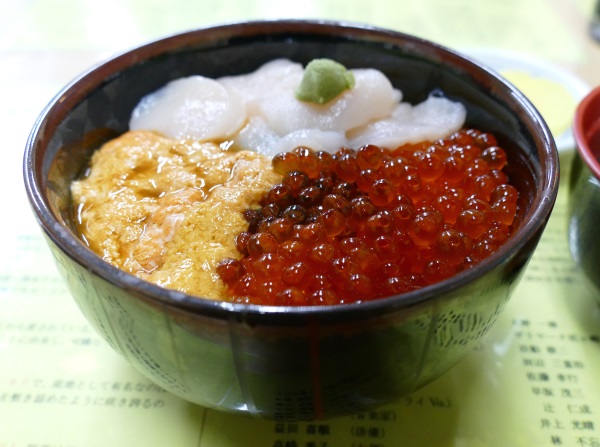 「味処きくよ食堂本店」の巴丼(1491円)