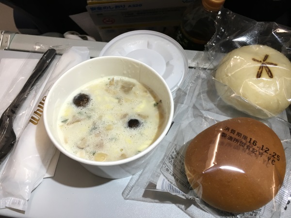 「 三ツ星キッチン 3種のチーズのクリームパスタ」(500円)と「バニラエア特製　バニラくり～むあんぱん」(350円）※2016年12月時点のメニュー