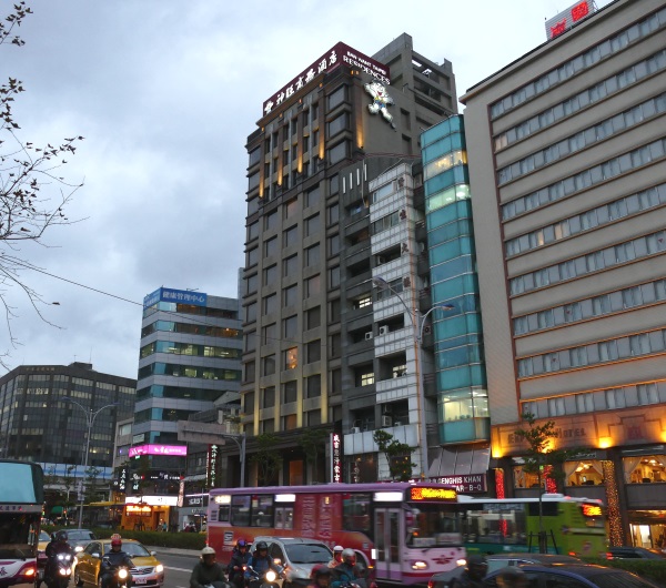 サンワンレジデンシズ台北 (神旺商務酒店)の外観(写真中央)