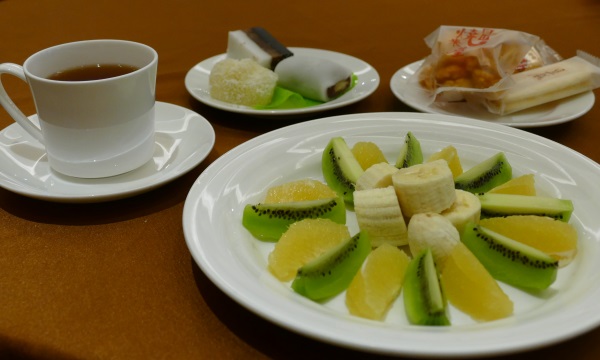 綺麗にカットされたフルーツやお菓子を食べられる