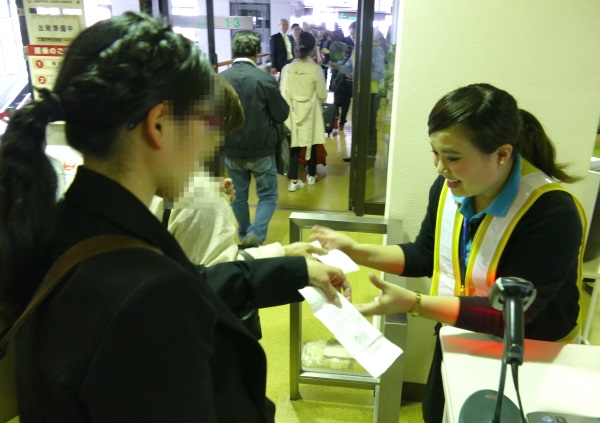 奄美空港のバニラエアの地上スタッフが笑顔で対応