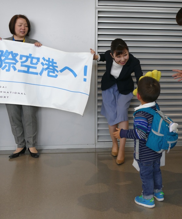 関西空港ではバニラエアの職員らが奄美からの乗客を出迎えていた