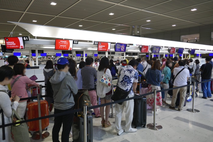 バリ島行きの乗客で早朝から長蛇の列(5月25日)