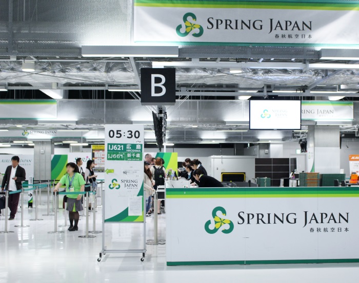 早朝でも搭乗客でにぎわう春秋航空日本(Spring Japan)のカウンター