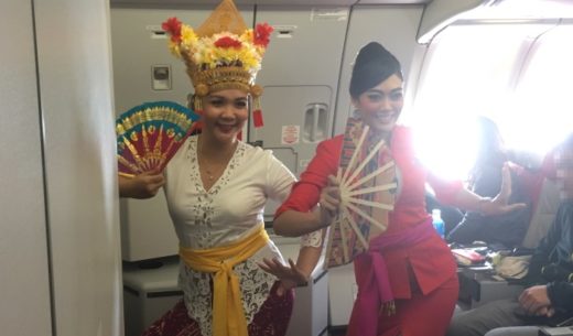 インドネシア・エアアジアXのバリ島行き初便でバリダンスを披露する客室乗務員
