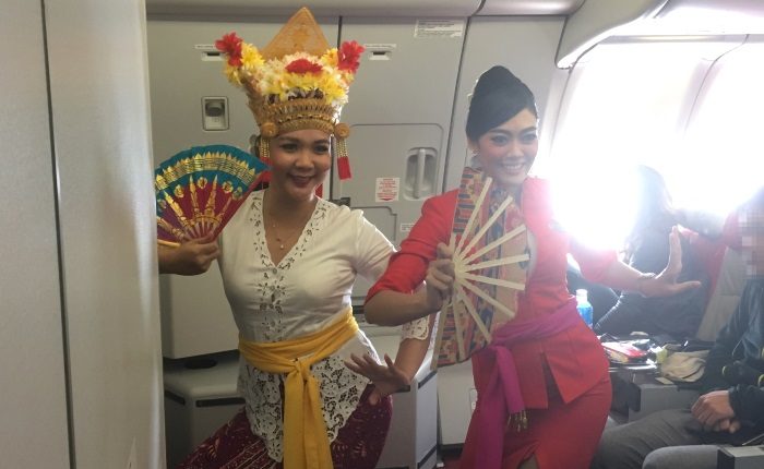 インドネシア・エアアジアXのバリ島行き初便でバリダンスを披露する客室乗務員