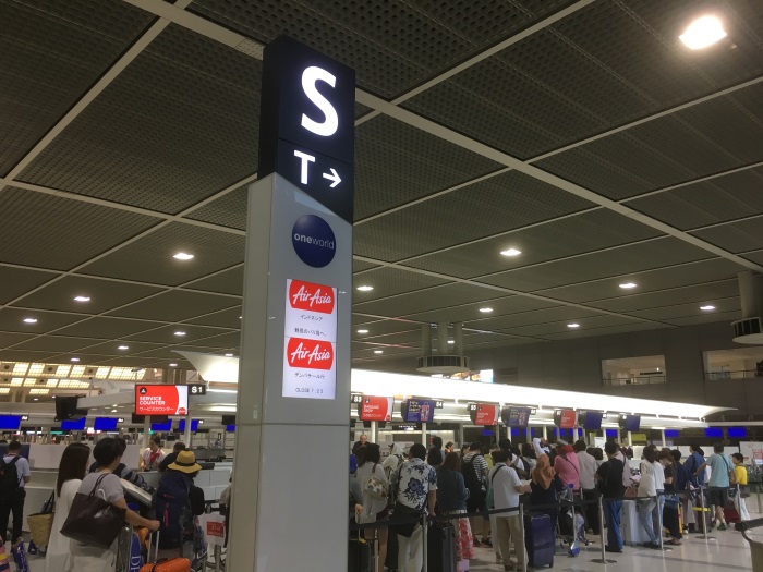 成田空港第2ターミナルのインドネシア・エアアジアXのチェックインカウンター