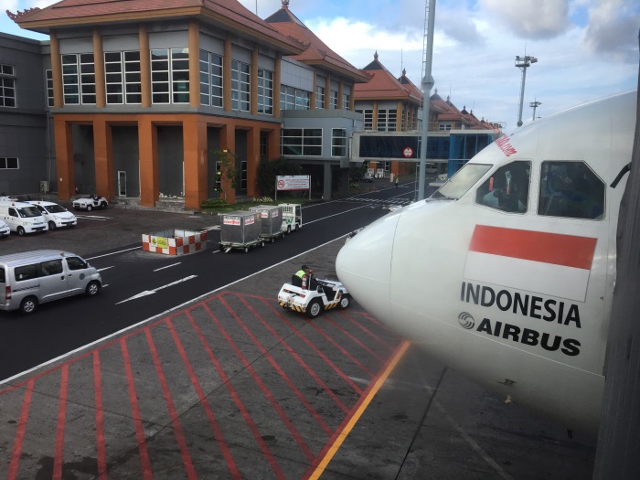 デンパサール国際空港に到着