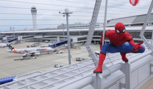 中部国際空港セントレアに登場した公式スパイダーマンとスパイダージェット