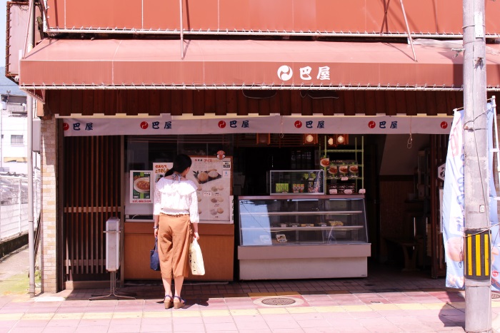 昔懐かしい店構えの「巴屋」