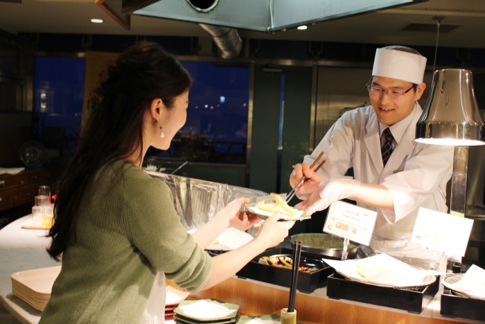 ライブキッチンで揚げたての天ぷらも食べ放題