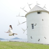 ほうきに乗って空を飛ぶ写真がSNSで話題の「道の駅 小豆島オリーブ公園」