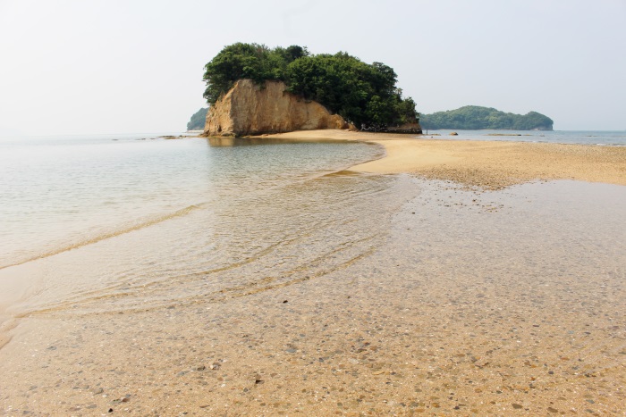 潮が引くと島を結ぶ道が現れる小豆島の「エンジェルロード」(2017年6月撮影)