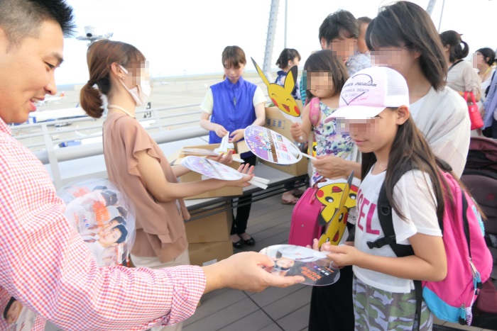 東方神起ユノさんとチェジュ航空の限定コラボうちわを配布