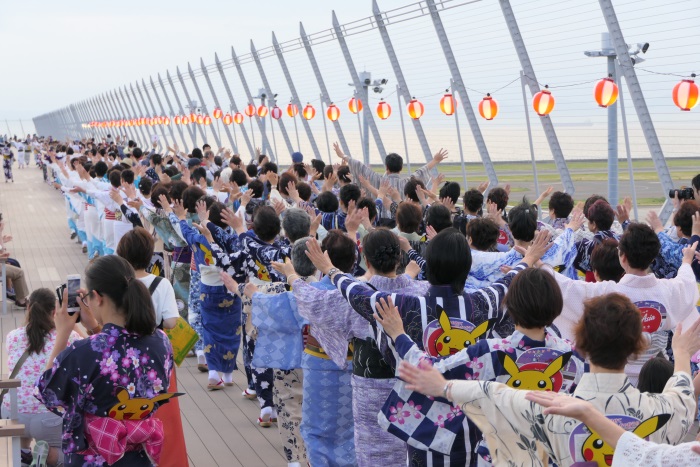 スカイデッキを1周まるごと利用して踊る盆踊りは圧巻のスケール