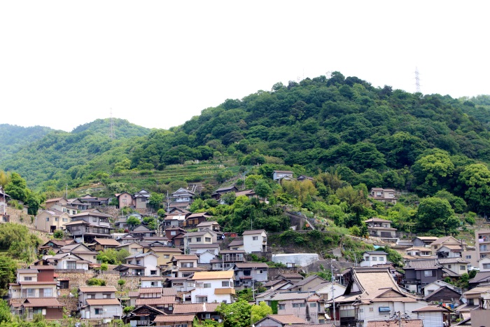 昔と変わらず坂に建つ現在の呉市の家なみ