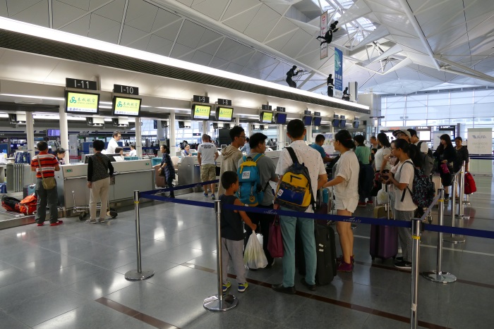 中部空港で春秋航空のチェックインカウンターに並ぶ乗客(撮影：2016年9月)